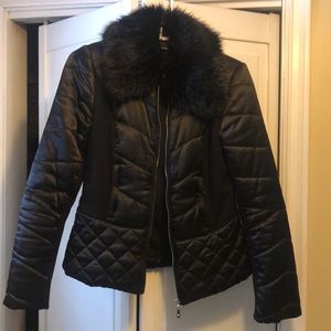 Beautiful White House Black market fitted winter jacket with fur collar.
